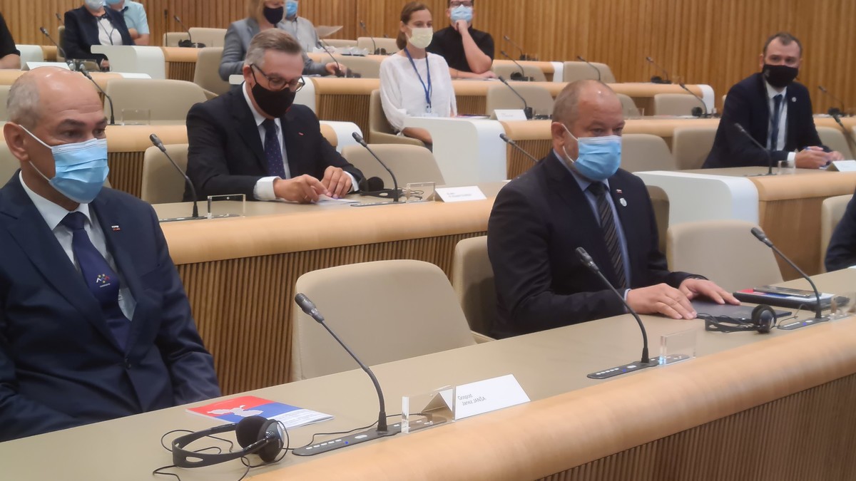 Janez Janša, predsednik Vlsde RS in Alojz Kovšca, predsednik Državnega sveta RS. Navidezna sprava : Tranzicijski procesi v srednji in vzhodni Evropi v primerjalni perspektivi<br>(Avtor: Milan Skledar)