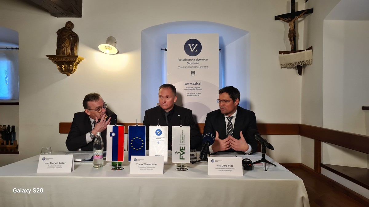 Iz leve proti desni: mag. Marjan Tacer, dr. vet. med., predsednik Sekcije veterinarskih praktikov, Tomo Wankmüller, dr. vet. med., novi predsednik Veterinarske zbornice Slovenije, mag. Jure Pipp, dr. vet. med., podpredsednik Veterinarske zbornice Slovenije<br>(Avtor: Pia Skledar, S-tv)