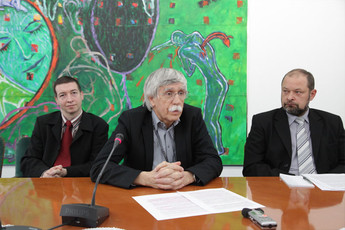 dr. Ciril Rbičič, dr. Dušan Štrus (na levi), Alojz Kovšca (na desni)<br>(Avtor: Milan Skledar)
