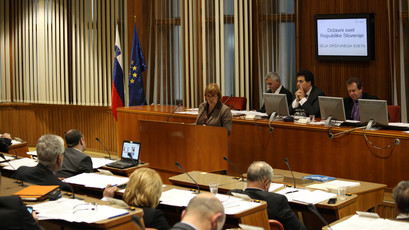 Med sejo Državnega sveta, 23. januarja 2013<br>(Avtor: Milan Skledar, S-TV)