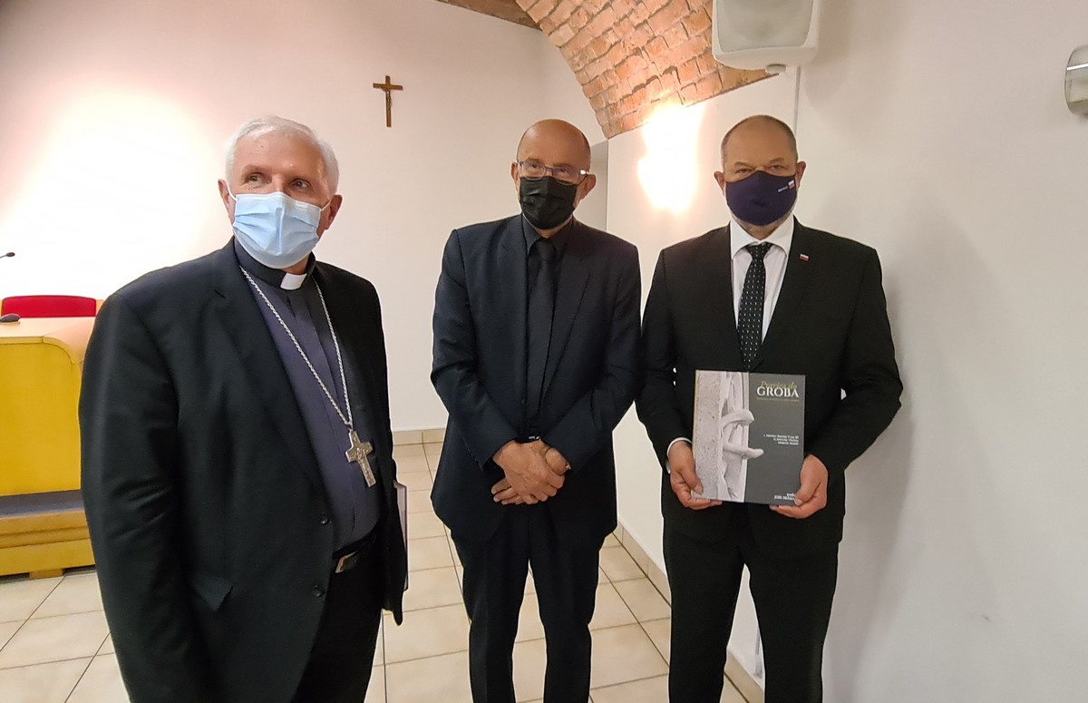 Pri založbi Družina je izšlo 5. poročilo Komisije Vlade RS za reševanje vprašanj prikritih grobišč, z naslovom Pravica do groba. Predstavitve se je udeležil tudi predsednik Državnega sveta RS, Alojz Kovšca<br>(Avtor: Milan Skledar)