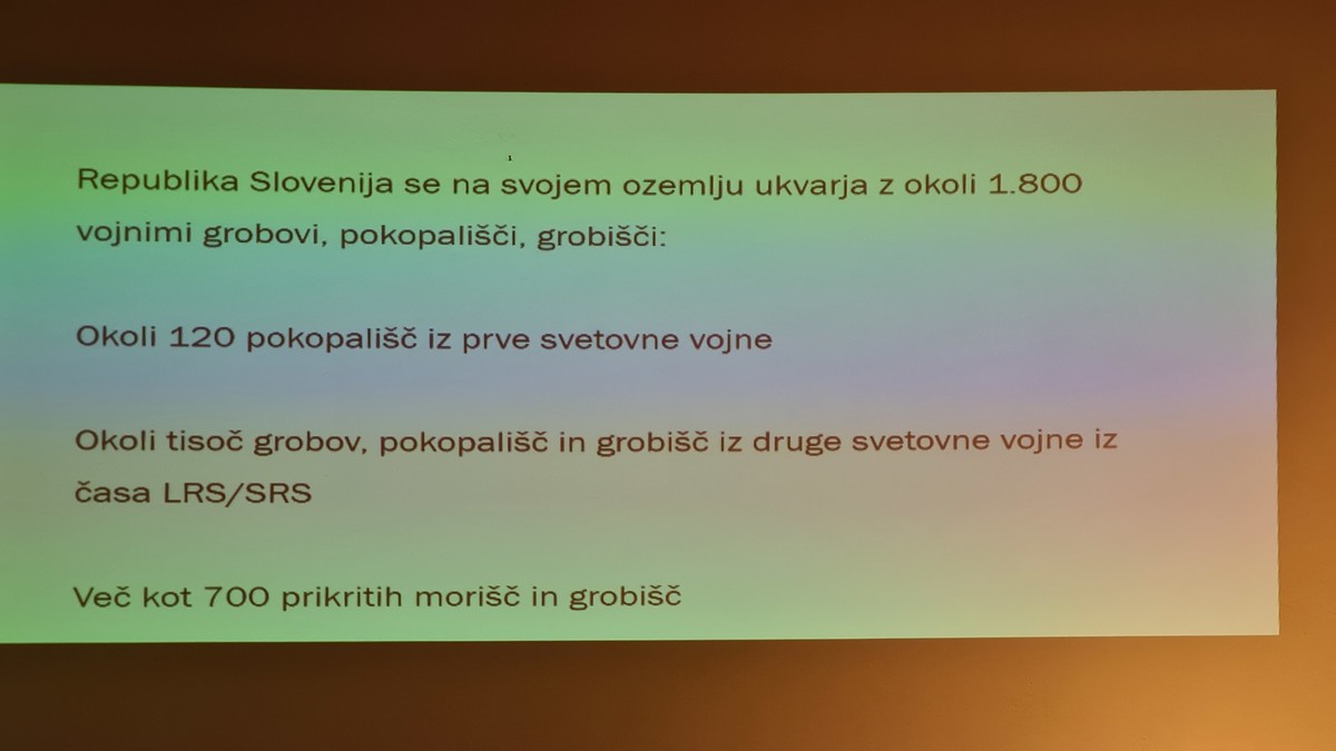 Pri založbi Družina je izšlo 5. poročilo Komisije Vlade RS za reševanje vprašanj prikritih grobišč, z naslovom Pravica do groba. Predstavitve se je udeležil tudi predsednik Državnega sveta RS, Alojz Kovšca<br>(Avtor: Milan Skledar)