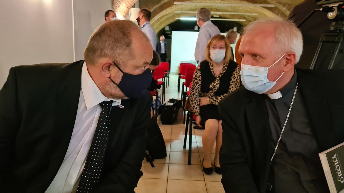 Pri založbi Družina je izšlo 5. poročilo Komisije Vlade RS za reševanje vprašanj prikritih grobišč, z naslovom Pravica do groba. Predstavitve se je udeležil tudi predsednik Državnega sveta RS, Alojz Kovšca<br>(Avtor: Milan Skledar)