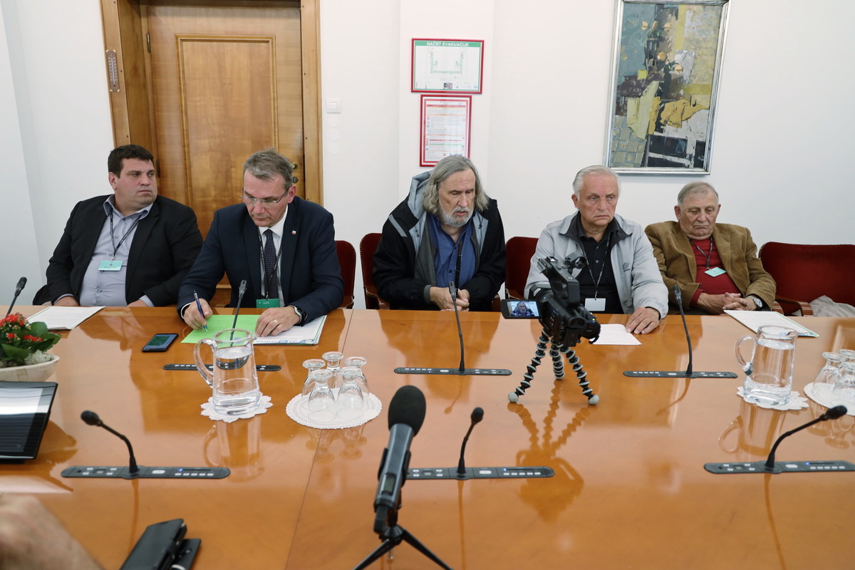 Z leve proti desni: Rok Sedminek, predsednik Slovenske Kmečke zveze, Marjan Podobnik, predsednik SLS, Luj Šprohar, predstavnik slepih in zastopnik stališč invalidov<br>(Avtor: Milan Skledar)