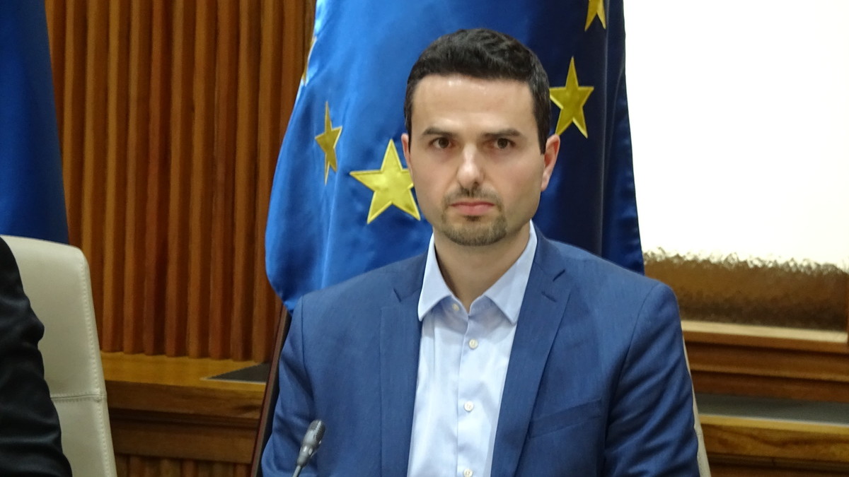 Mag. Matej Tonin, minister za obrambo na skupni novinarski konferenci v dvorani Državnega sveta RS<br>(Avtor: Milan Skledar)