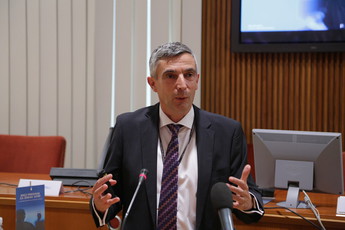 Dirk Poelaert, strokovnjak skupine Vaccines Europe na 7. strateški konferenci Vrednost inovacij<br>(Avtor: Milan Skledar)