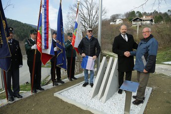 Alojz Kovšca, predsednik Državnega sveta odkril spominsko obeležje na Colu pri Ajdovščini