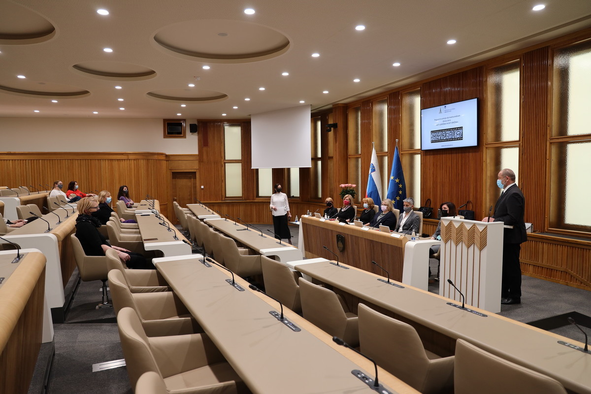 Pogovorno omizje ob mednarodnem dnevu žena v Državnem svetu<br>(Avtor: Milan Skledar)