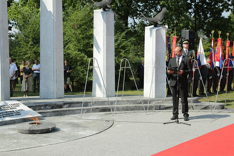 Predsednik Državnega sveta Alojz Kovšca slavnostni govornik ob spomeniku Sinovom Rusije in Sovjetske zveze na Žalah<br>(Avtor: Milan Skledar)