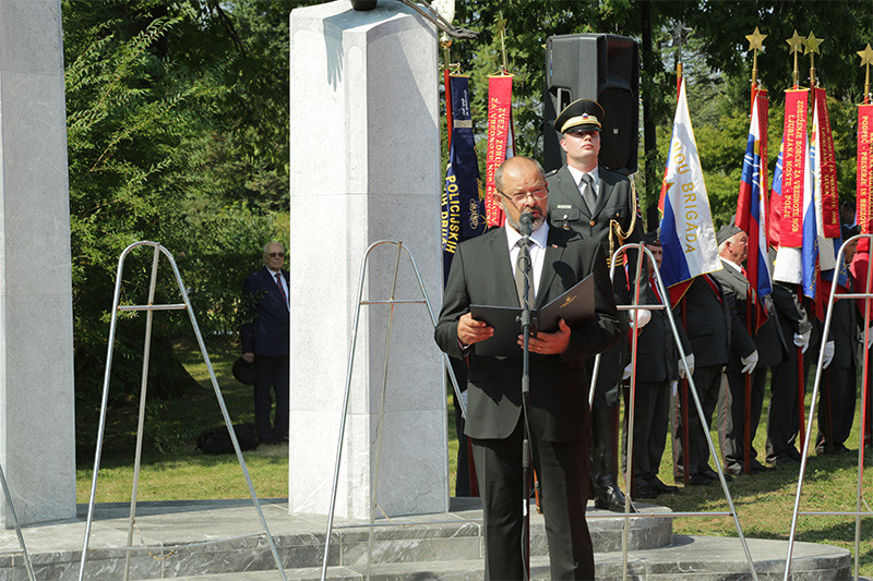 Predsednik Državnega sveta Alojz Kovšca slavnostni govornik ob spomeniku Sinovom Rusije in Sovjetske zveze na Žalah<br>(Avtor: Milan Skledar)