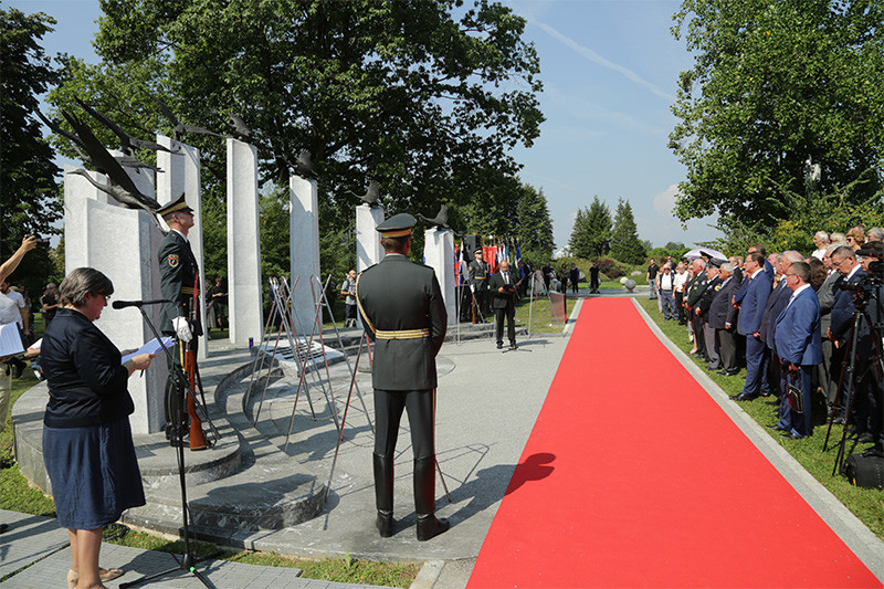 Predsednik Državnega sveta Alojz Kovšca slavnostni govornik ob spomeniku Sinovom Rusije in Sovjetske zveze na Žalah<br>(Avtor: Milan Skledar)