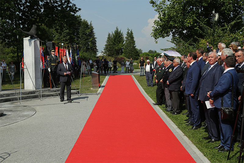 Predsednik Državnega sveta Alojz Kovšca slavnostni govornik ob spomeniku Sinovom Rusije in Sovjetske zveze na Žalah<br>(Avtor: Milan Skledar)