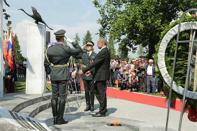 Predsednik Državnega sveta Alojz Kovšca slavnostni govornik ob spomeniku Sinovom Rusije in Sovjetske zveze na Žalah<br>(Avtor: Milan Skledar)