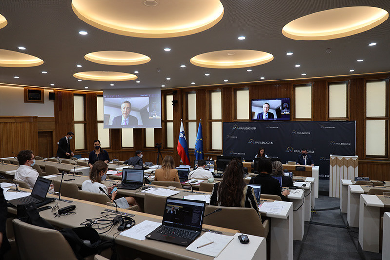 Mednarodna video konferenca v dvorani Državnega s<br>(Avtor: Milan Skledar)