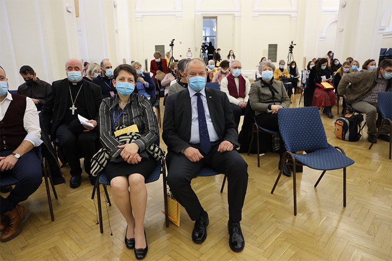 Simpozij Pogum za vzgojo Človeka, 11. 12. 2021, na katerem je zbrane uvodoma nagovoril predsednik DS RS Alojz Kovšca<br>(Avtor: Milan Skledar)