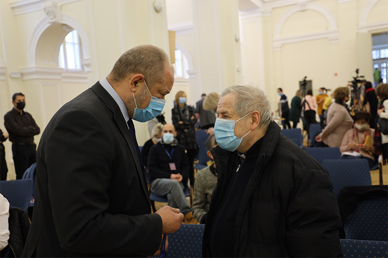 Simpozij Pogum za vzgojo Človeka, 11. 12. 2021, na katerem je zbrane uvodoma nagovoril predsednik DS RS Alojz Kovšca<br>(Avtor: Milan Skledar)