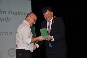 Dr. Peter Verlič z nagrajencem<br>(Avtor: Foto: Občina Grosuplje)