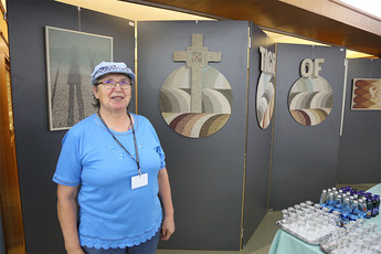 Stanka Golob v okviru Muzejske noči o razstavi slik iz peska v Državnem svetu<br>(Avtor: Milan Skledar)