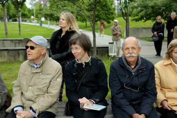 Obiskovalci kulturnega dogodka Deklica z Rastočo knjigo<br>(Avtor: Milan Skledar)