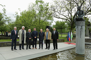 Aleš Čerin, podžupan MO Ljubljana, Dr. Boštjan Žekš, predsednik društva Deklica z rastočo knjigo, Mag. Danijel Vrbnjak, župan občine Ormož, Milan Dekleva, pesnik, Dr. Janez Gabrijelčič, oče Rastoče knjige in Alojz Kovšca, predsednik Državnega sveta<br>(Avtor: Milan Skledar)