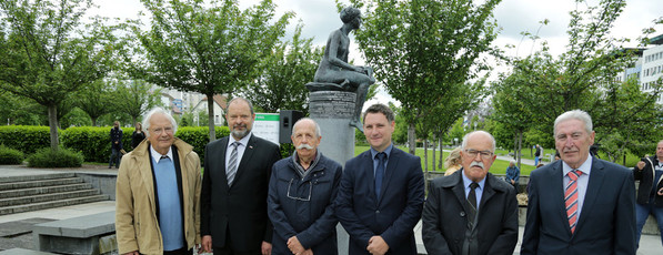 Aleš Čerin, podžupan MO Ljubljana, Dr. Boštjan Žekš, predsednik društva Deklica z rastočo knjigo, Mag. Danijel Vrbnjak, župan občine Ormož, Milan Dekleva, pesnik, Alojz Kovšca, predsednik Državnega sveta in Dr. Janez Gabrijelčič, oče Rastoče knjige <br>(Avtor: Milan Skledar)