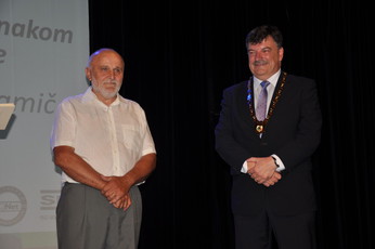 Dr. Peter Verlič z nagrajencem<br>(Avtor: Foto: Občina Grosuplje)