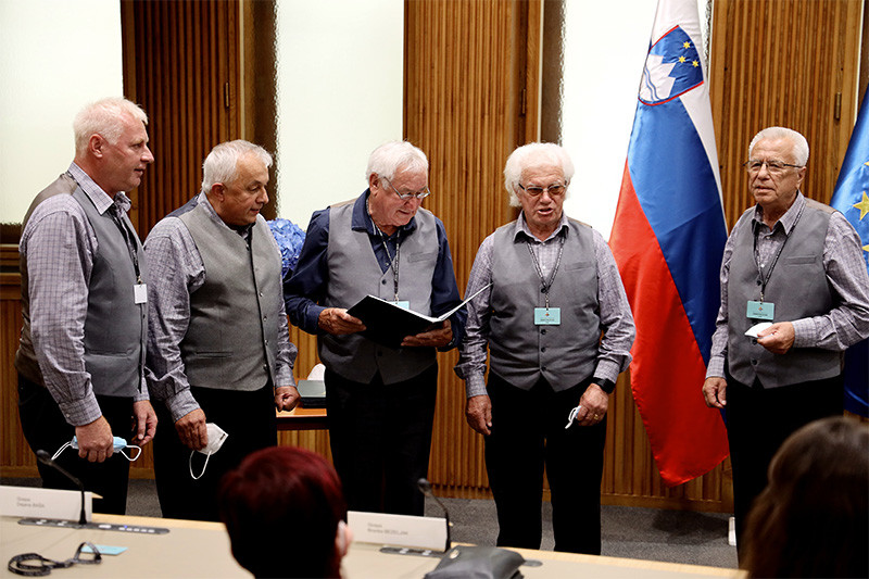 Fantje z vasi, prejemniki plakete za najzaslužnejše prostovoljke in prostovoljce 2020. Podelitev plaket najzaslužnejšim prostovoljkam in prostovoljcem za leto 2020<br>(Avtor: Milan Skledar)