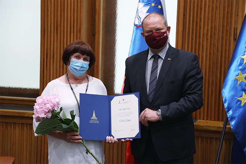 Vida Ban, prejemnica plakete najzaslužnejšim prostovoljkam in prostovoljcem za leto 2020. Podelitev plaket najzaslužnejšim prostovoljkam in prostovoljcem za leto 2020<br>(Avtor: Milan Skledar)