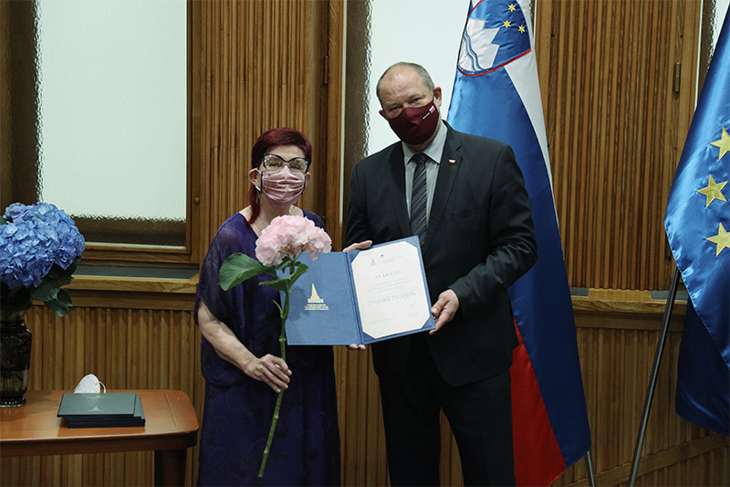 Branka Bezeljak, prejemnica plakete najzaslužnejšim prostovoljkam in prostovoljcem za leto 2020. Podelitev plaket najzaslužnejšim prostovoljkam in prostovoljcem za leto 2020<br>(Avtor: Milan Skledar)