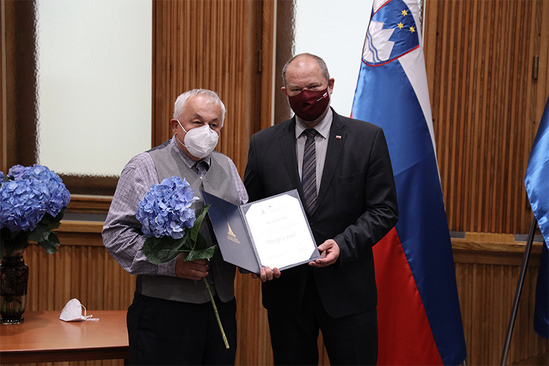 Tone Plevčak in Fantje z vasi, prejemniki plakete za najzaslužnejše prostovoljke in prostovoljce 2020. Podelitev plaket najzaslužnejšim prostovoljkam in prostovoljcem za leto 2020<br>(Avtor: Milan Skledar)