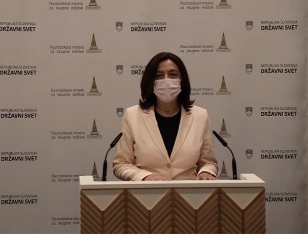 Patricija Šašek, predstavnica za odnose z javnostmi v Državnem svetu. Podelitev plaket najzaslužnejšim prostovoljkam in prostovoljcem za leto 2020<br>(Avtor: Milan Skledar)