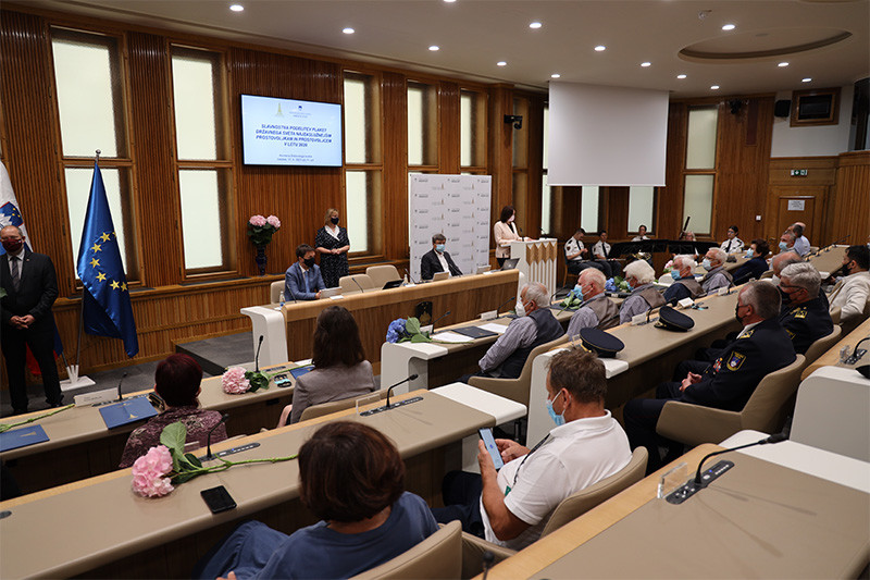 Podelitev plaket najzaslužnejšim prostovoljkam in prostovoljcem za leto 2020<br>(Avtor: Milan Skledar)
