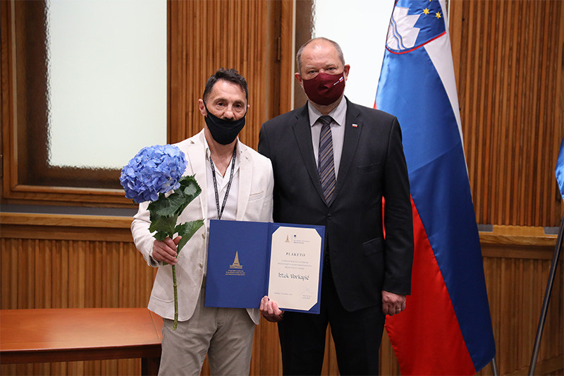 Iztok Vorkapič,  prejemnik plakete najzaslužnejšim prostovoljkam in prostovoljcem za leto 2020 v imenu pevcev Fantje z vasi. Podelitev plaket najzaslužnejšim prostovoljkam in prostovoljcem za leto 2020<br>(Avtor: Milan Skledar)