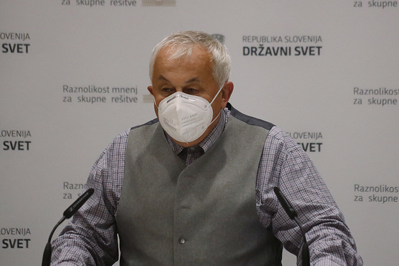 Tone Plevčak, prejemnik plakete najzaslužnejšim prostovoljkam in prostovoljce3m za leto 2020 v imenu pevcev Fantje z vasi. Podelitev plaket najzaslužnejšim prostovoljkam in prostovoljcem za leto 2020<br>(Avtor: Milan Skledar)
