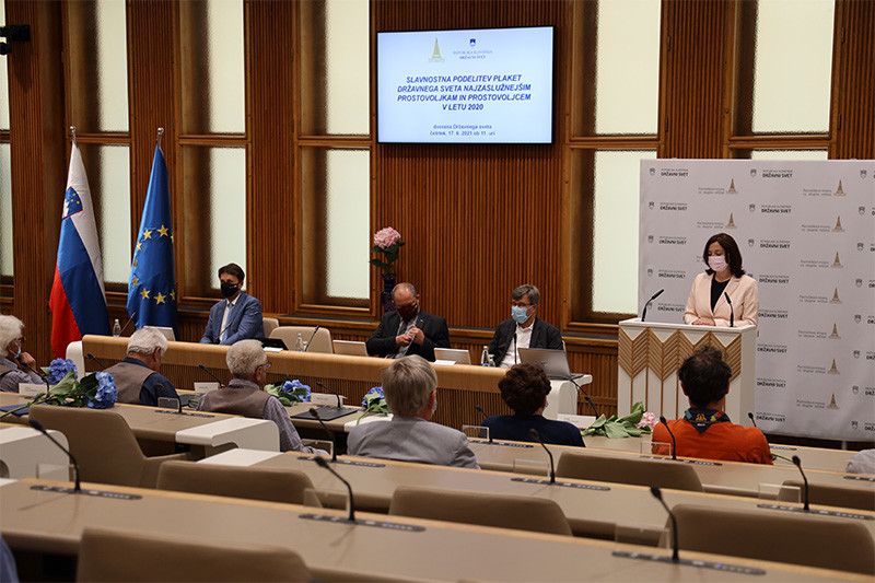 Podelitev plaket najzaslužnejšim prostovoljkam in prostovoljcem za leto 2020<br>(Avtor: Milan Skledar)
