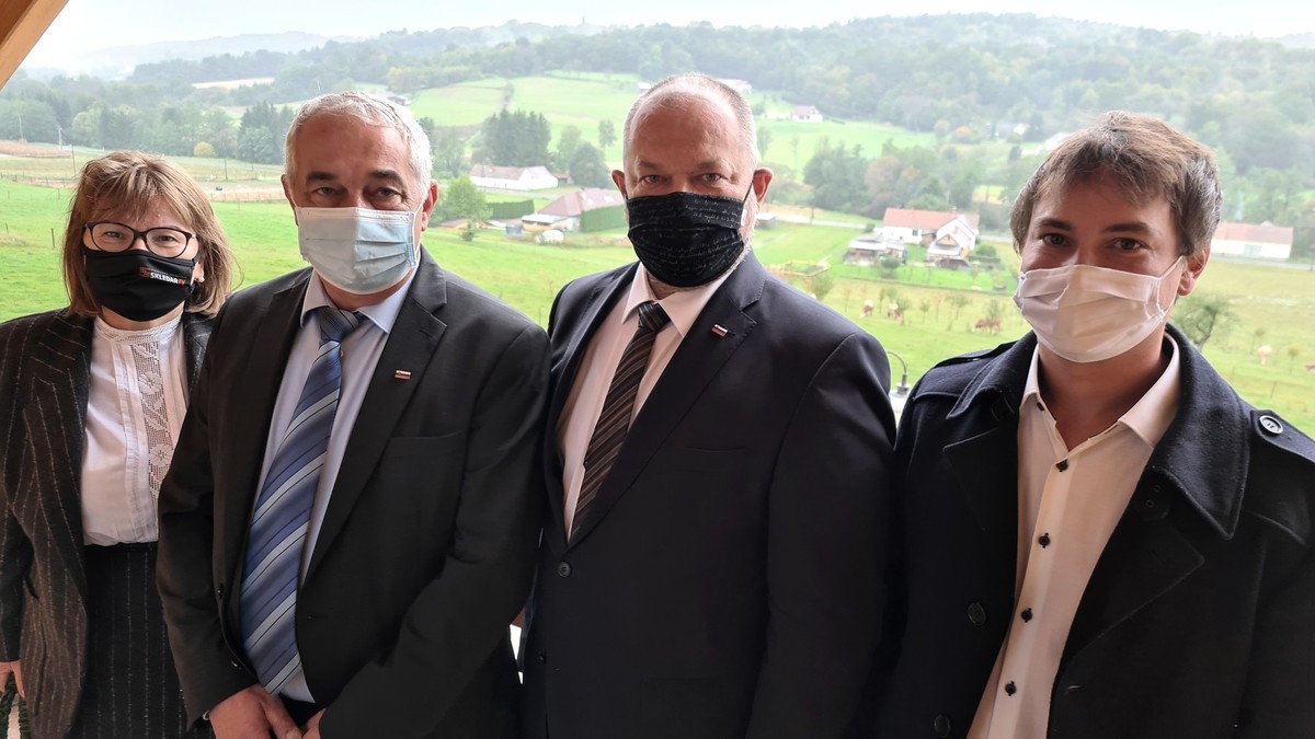 Lili Žurman, strokovna sodelavka DS, Željko Vogrin, državnik svetnik DS, Alojz Kovšca, predsednik DS in Tomaž Grebenšek, Slovenska vzorčna kmetija v Porabju<br>(Avtor: Milan Skledar)