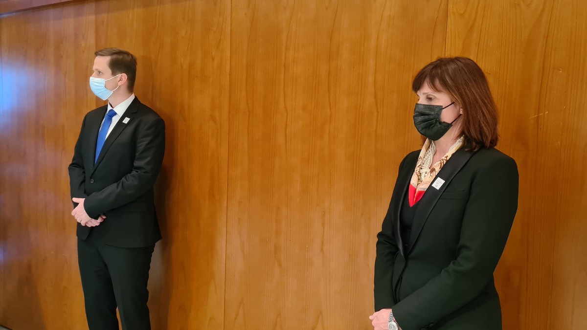 Igor Zorčič, predsednik Državnega zbora in Uršula Zore Tavčar, generalna sekretarka Državnega zbora na otvoritvi interaktivnega zaslona o najpomembnejših dogodkih na osamosvojitveni poti RS, 30-obletnica plebiscita<br>(Avtor: Milan Skledar)