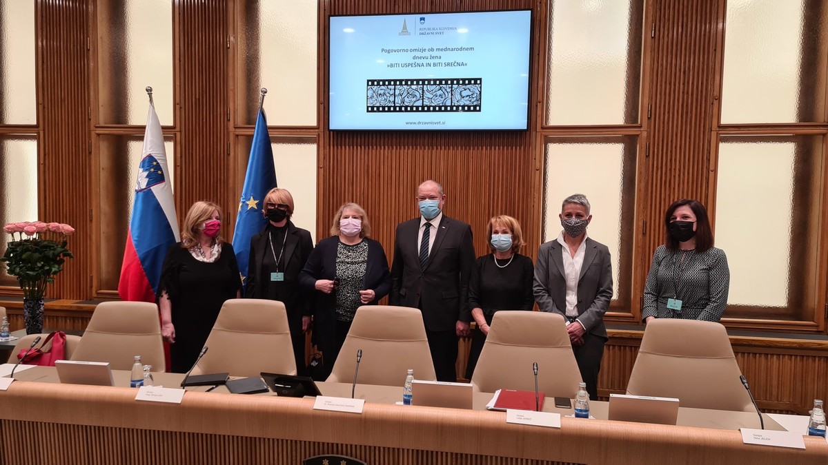 Pogovorno omizje ob mednarodnem dnevu žena v Državnem svetu<br>(Avtor: Milan Skledar)