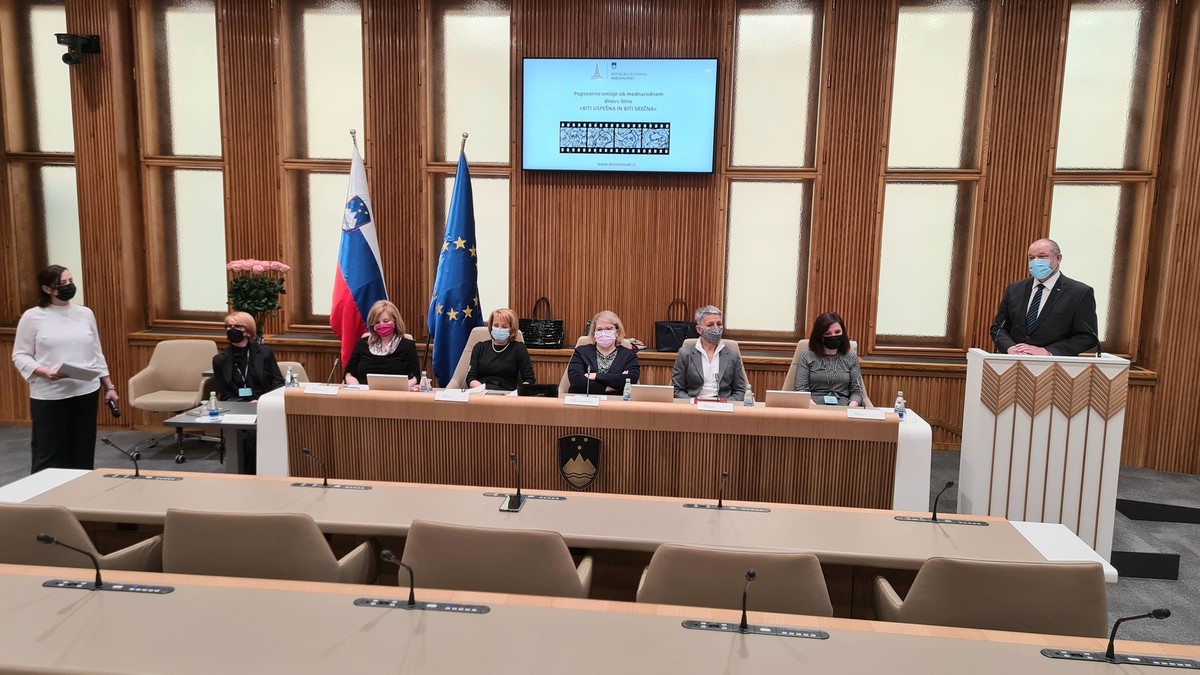 Pogovorno omizje ob mednarodnem dnevu žena v Državnem svetu<br>(Avtor: Milan Skledar)