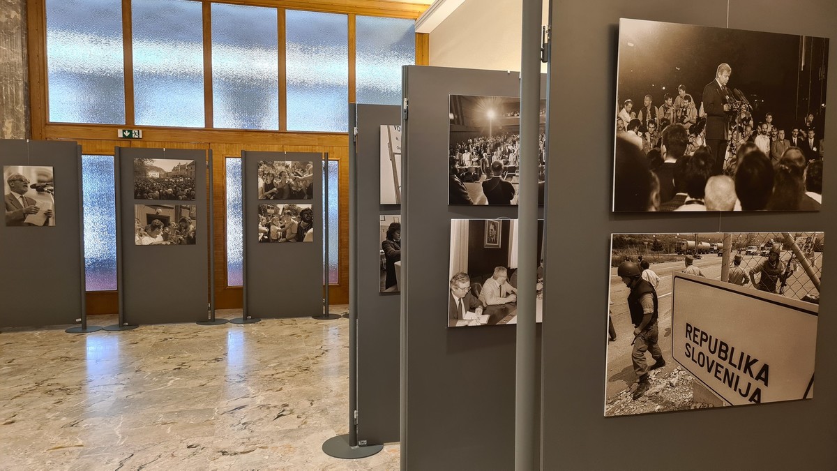 Razstava Državnega sveta ob 30-letnici praznovanja Republike Slovenije V OBJEKTIVU - 30 let Republike Slovenije. Dokumentarni trenutki rojstva države Slovenijev objektivu fotoreporterja in Pulitzerjevega nagrajenca Srdjana Živulovića<br>(Avtor: Milan Skledar)