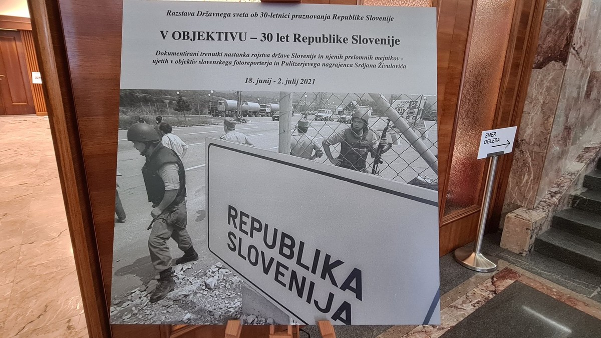 Razstava Državnega sveta ob 30-letnici praznovanja Republike Slovenije V OBJEKTIVU - 30 let Republike Slovenije. Dokumentarni trenutki rojstva države Slovenijev objektivu fotoreporterja in Pulitzerjevega nagrajenca Srdjana Živulovića<br>(Avtor: Milan Skledar)