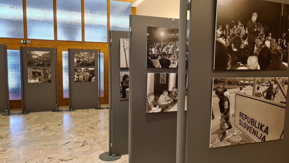 Razstava Državnega sveta ob 30-letnici praznovanja Republike Slovenije V OBJEKTIVU - 30 let Republike Slovenije. Dokumentarni trenutki rojstva države Slovenijev objektivu fotoreporterja in Pulitzerjevega nagrajenca Srdjana Živulovića<br>(Avtor: Milan Skledar)