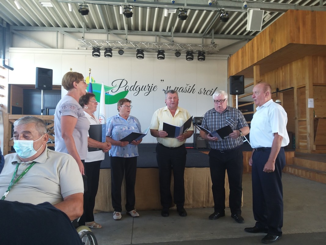 Mešani pevski zbor Podgurje.  Peto jubilejno srečanje amputirancev Slovenije, Velike Brusnice 26. 8. 2021.<br>(Avtor: Zofija Hafner)