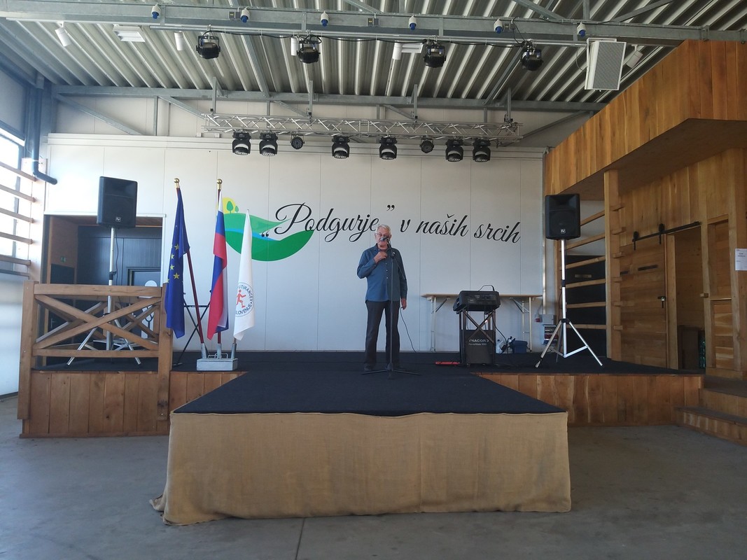Jure Murn, podgorski slavček med recitiranjem svojih pesmi.  Peto jubilejno srečanje amputirancev Slovenije, Velike Brusnice 26. 8. 2021.<br>(Avtor: Zofija Hafner)