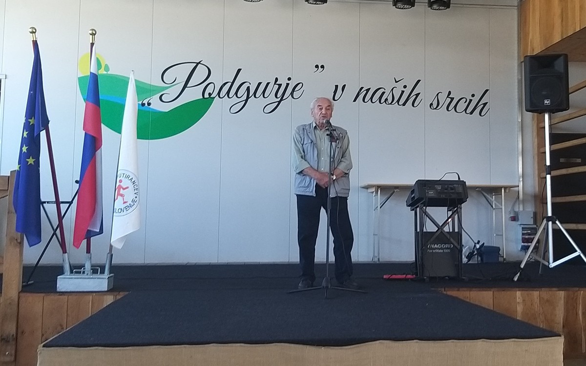 Ivan Hrovatič med recitiranjem svojih pesmi. Peto jubilejno srečanje amputirancev Slovenije, Velike Brusnice 26. 8. 2021.<br>(Avtor: Zofija Hafner)