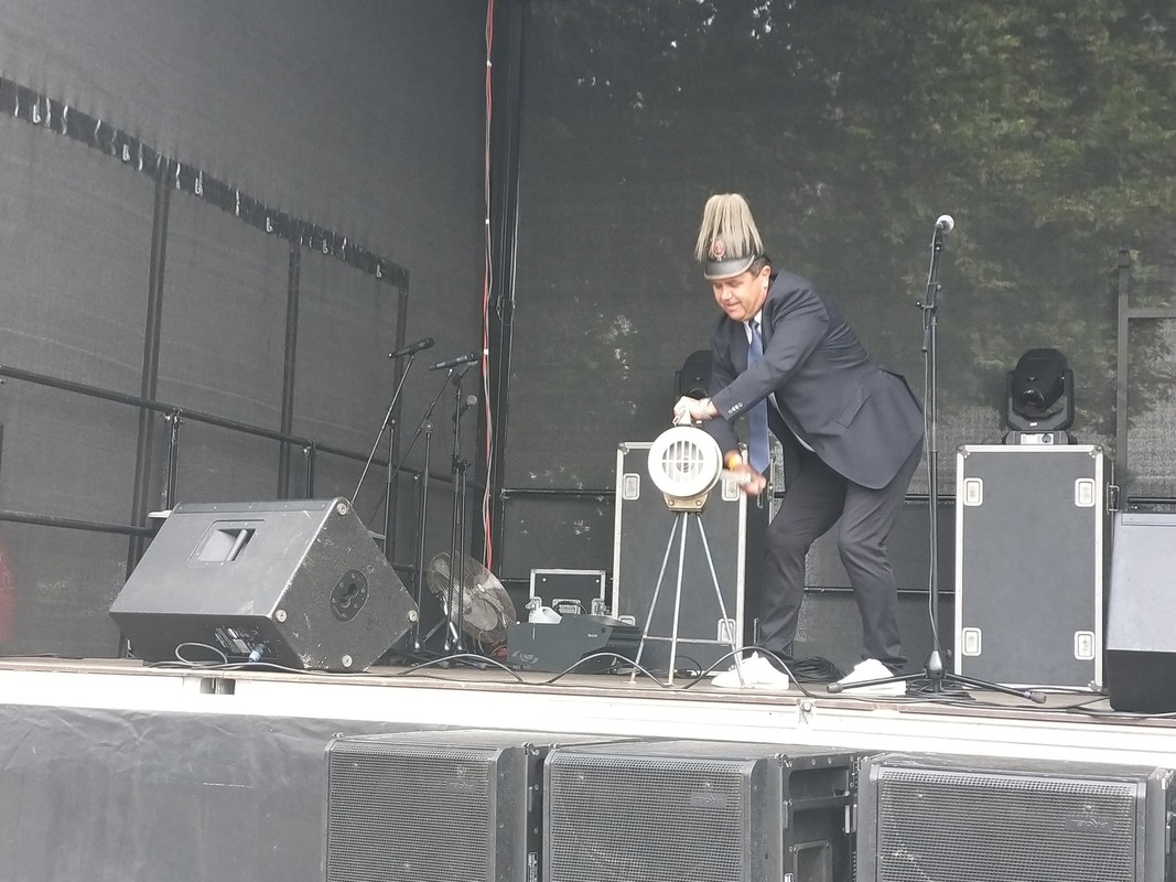 Župan občine Lendava Janez Magyar s sireno naznanil uradni začetek Bogračfesta v Lendavi<br>(Avtor: Zofija Hafner)