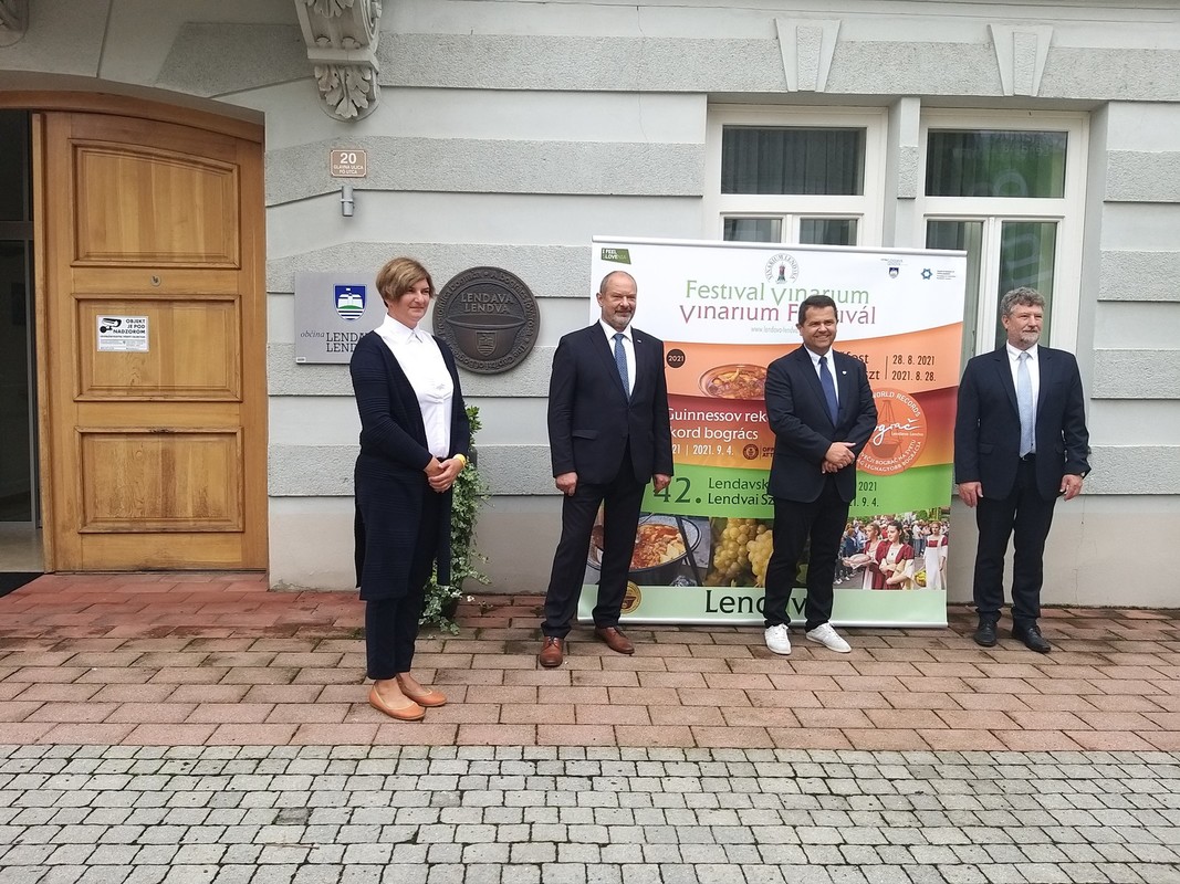 Spominska fotografija ob 49. mednarodni likovni koloniji v Lendavi. Od leve pri desni: Martina Bukovec, direktorica turizma Lendava, predsednik DS RS Alojz Kovšca, župan občine Lendava iJanez Magyar in župan občine Monošter  Huszar Gabor<br>(Avtor: Milan Skledar)