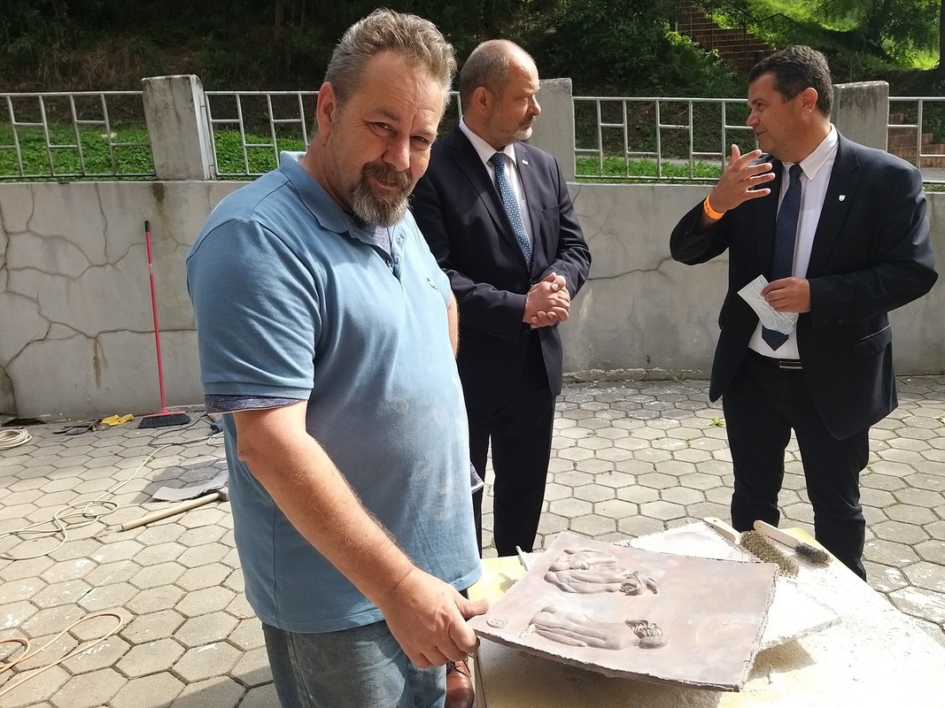 Mojter iz Madžarske s svojim izdelkom - odlivkom v bron<br>(Avtor: Zofija Hafner)