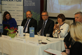 Posvet - Pijmo vodo iz pipe - dr. Tjaša Griessler Bulc, Alojz Kovšca, Miran Lovrič, dr. Lučka Kajfež Bogataj, mag. Iztok Rozman   <br>(Avtor: Milan Skledar)