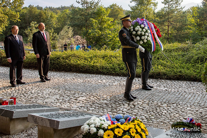 Slavnostni govornik, predsednik Državnega sveta RS Alojz Kovšca.  Slovesnost v spomin 59 padlim talcem na Bistriškem klancu<br>(Avtor: Mirko Kunšič)